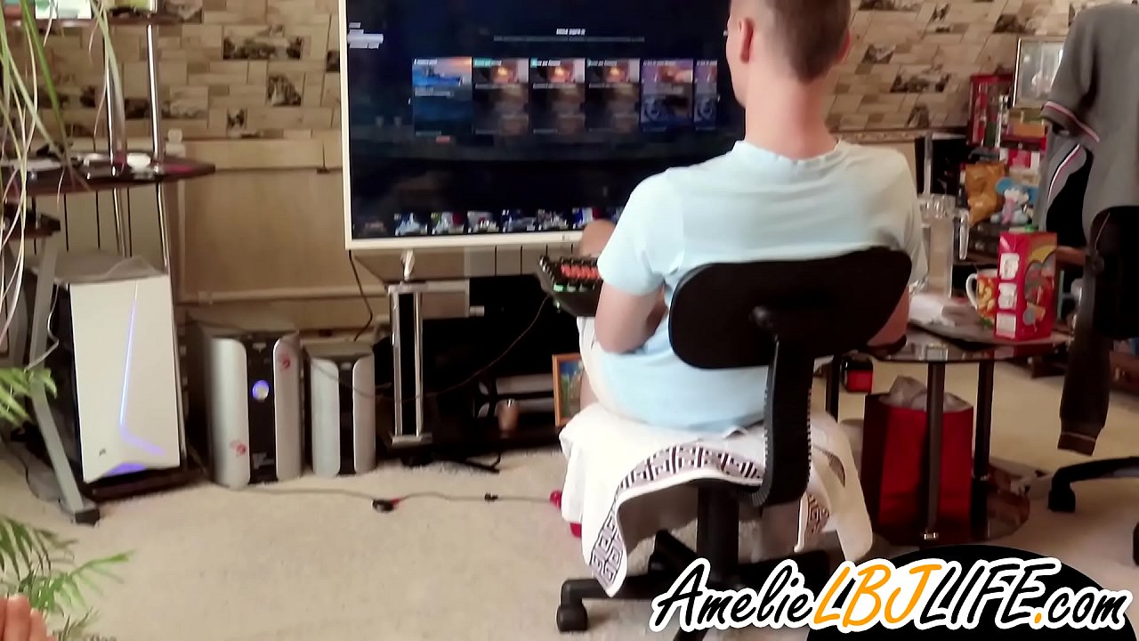 ਕੁੜੀ ਕੰਪਿਊਟਰ ਗੇਮਾਂ ਖੇਡਣ ਲਈ ਬੁਆਏਫ੍ਰੈਂਡ ਲਈ ਸੈਕਸ ਖਿਡੌਣੇ ਨਾਲ ਹੱਥਰਸੀ ਕਰਦੀ ਹੈ