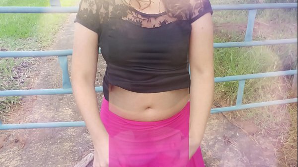 ਖੇਤ 'ਤੇ ਖੇਡਦੇ ਹੋਏ, ਇੱਕ ਅਸਲੀ ਘਰ ਦੀ ਪਤਨੀ, ਕੁੱਤੀ ਕੁੱਤੀ ਅਤੇ ਜੰਗਲੀ ਵਿੱਚ ਉਸਦਾ ਕੁੱਕੜ ਵਾਲਾ ਪਤੀ