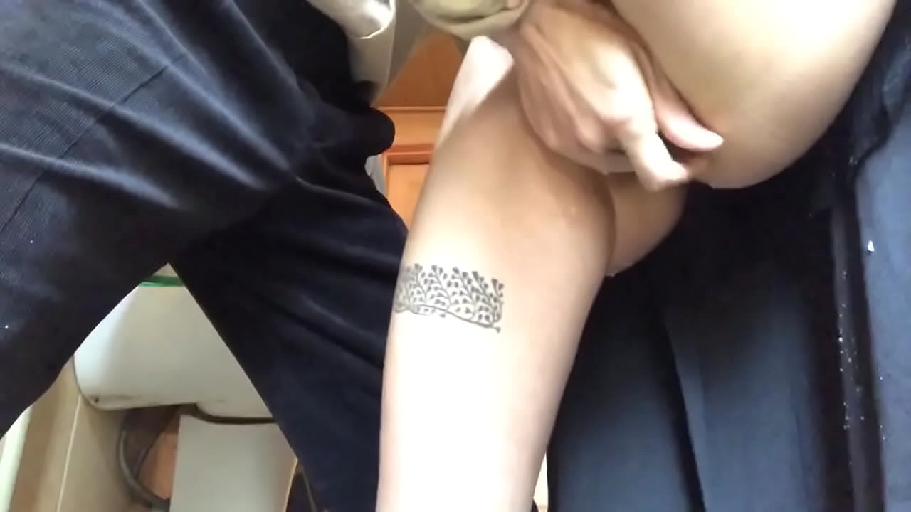 ਸਕੂਲ ਦੇ ਬਾਥਰੂਮ ਵਿੱਚ squirt, ਇੱਕ ਅਸਲੀ frothy orgasm - ਮੇਰੇ ਅਧਿਆਪਕ ਨੇ ਆਪਣੀ ਪੂਰੀ ਕੋਸ਼ਿਸ਼ ਕੀਤੀ