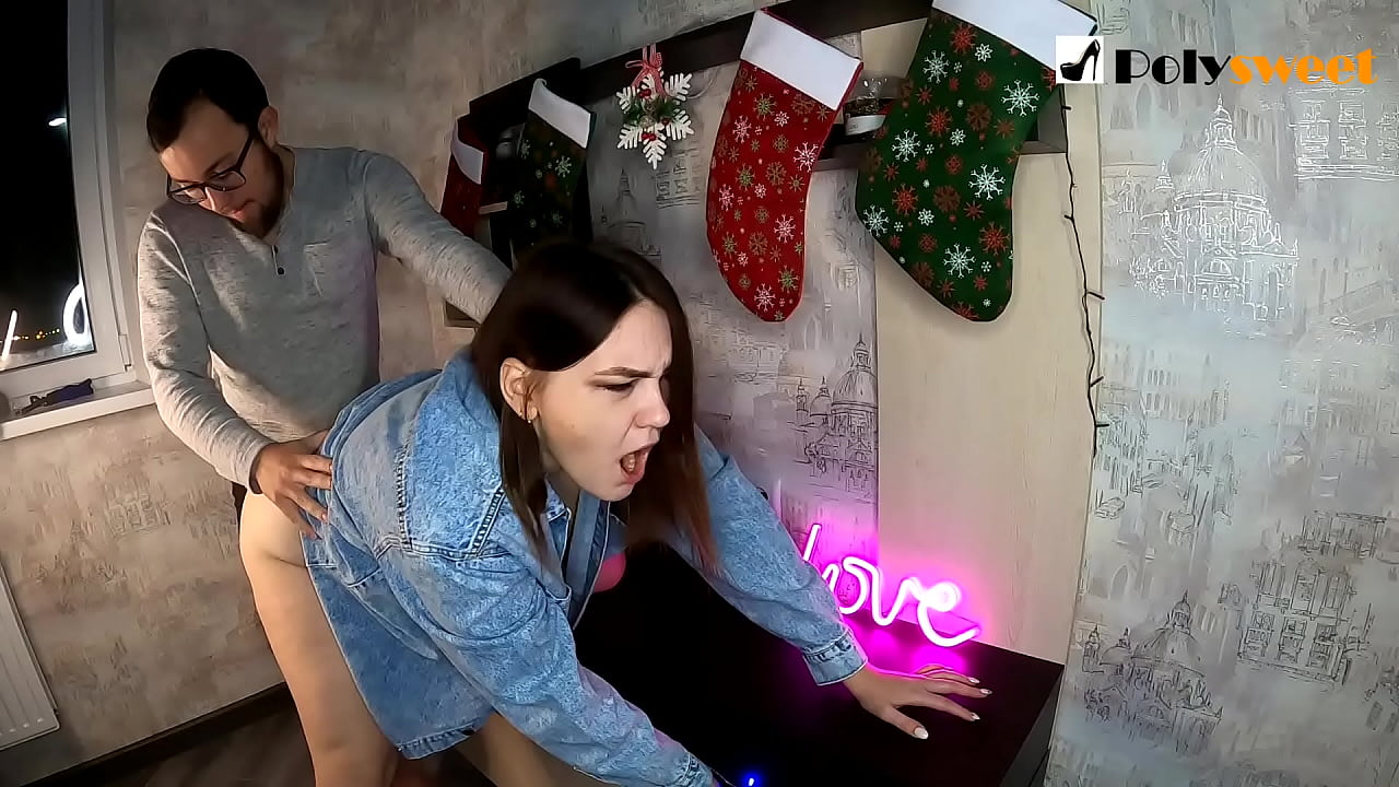 ਮੁੰਡਾ ਉਸ ਦੇ ਮੂੰਹ ਅਤੇ ਡਿਕ ਦੇ ਨਾਲ ਖੋਤੇ ਵਿੱਚ ਇੱਕ ਪੋਨੀਟੇਲ ਦੇ ਨਾਲ ਇੱਕ ਸੁੰਦਰ ਕੁੜੀ ਨੂੰ fucking ਦਾ ਆਨੰਦ ਮਾਣਿਆ